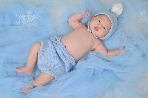 朝阳摸孕妇肚子沾喜气
